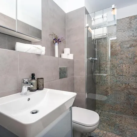 Center - Modern & Elegant *