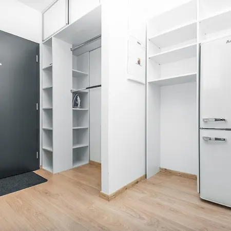 Center - Modern & Elegant