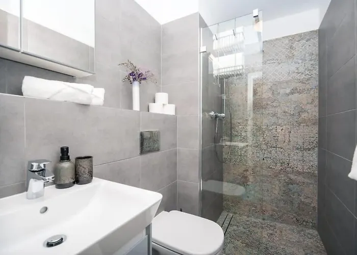Center - Modern & Elegant Апартаменты