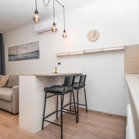 Center - Modern & Elegant *