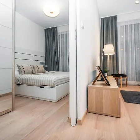 Center - Modern & Elegant